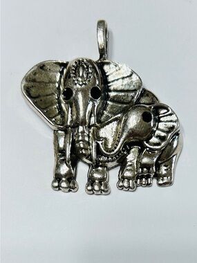 Vintage mother & baby elephants pendant.